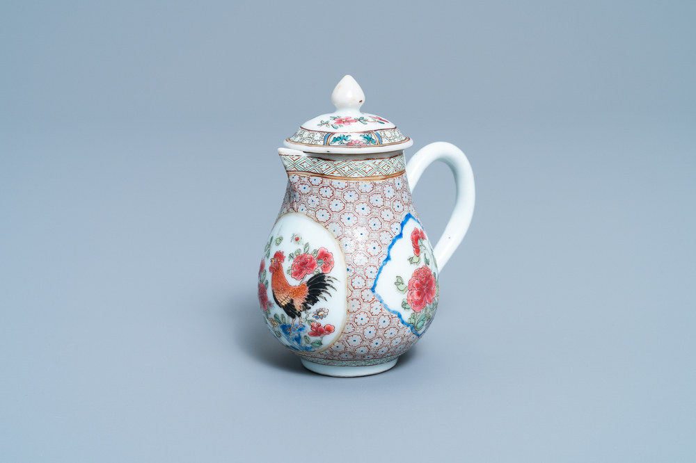 Un pot &agrave; lait couvert en porcelaine de Chine famille rose &agrave; d&eacute;cor d'un coq, Yongzheng