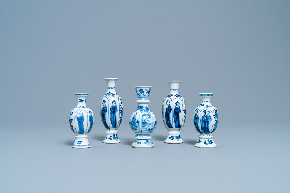 Vier Chinese blauw-witte miniatuur vazen en een huqqa basis, Kangxi