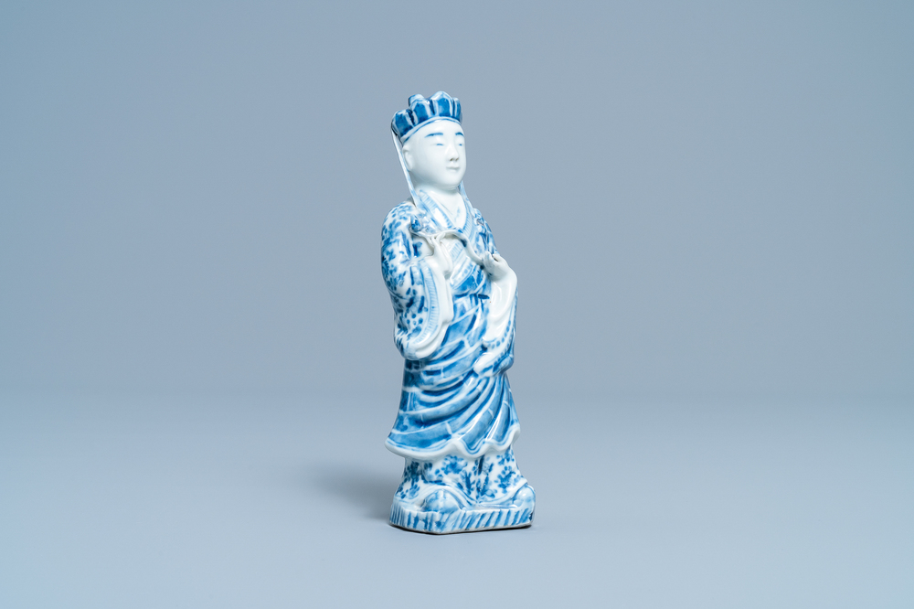 Une figure d'un Bodhisattva debout en porcelaine de Chine en bleu et blanc, 19&egrave;me
