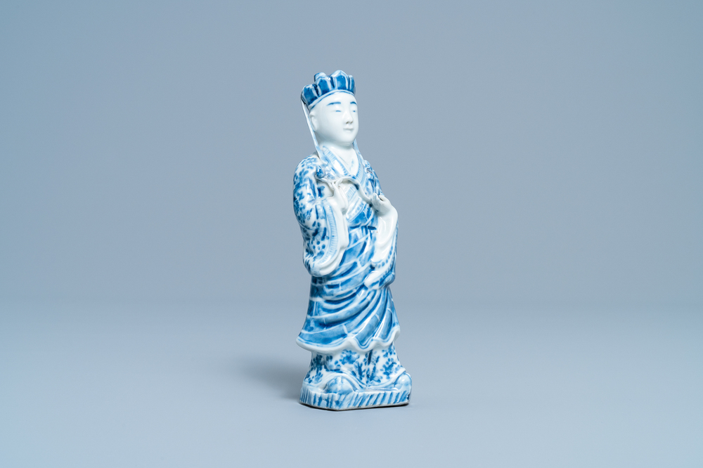 Een Chinese blauw-witte figuur van een staande Bodhisattva, 19e eeuw