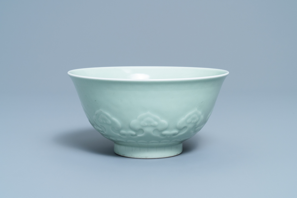 Un bol en porcelaine de Chine c&eacute;ladon monochrome &agrave; d&eacute;cor incis&eacute;, marque de Qianlong, 19&egrave;me
