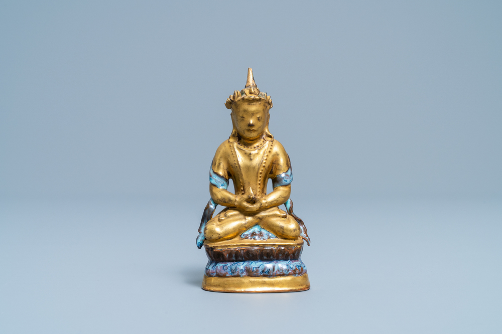 Een vergulde en deels flamb&eacute; geglazuurde porseleinen figuur van een Bodhisattva, 19/20e eeuw