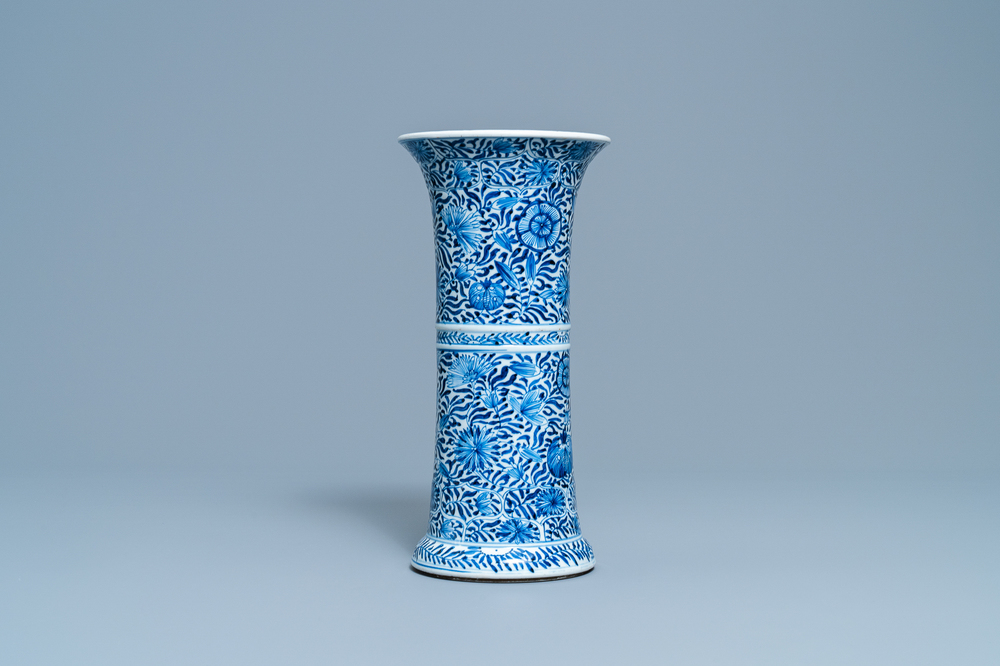 Een Chinese blauw-witte vaas met florale slingers, Kangxi
