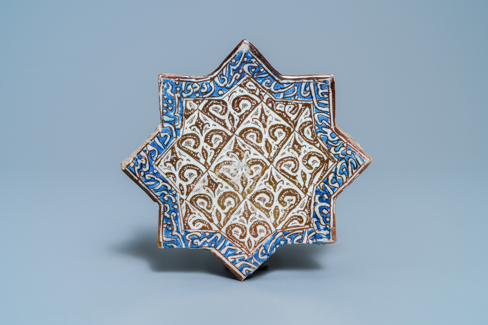 Un carrreau en forme d'&eacute;toile &agrave; reflets m&eacute;talliques, Kashan, Iran, 14&egrave;me