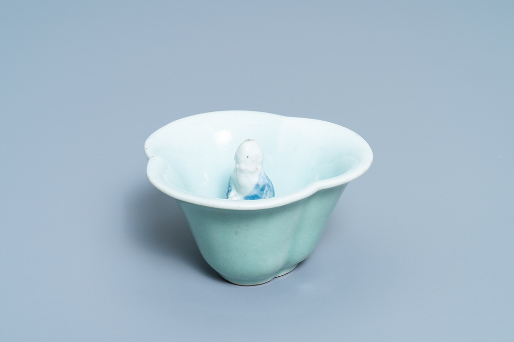 Une tasse surprise en porcelaine de Chine &agrave; &eacute;mail c&eacute;ladon figurant 'Lu Hong Jian' en bleu et blanc, Qianlong