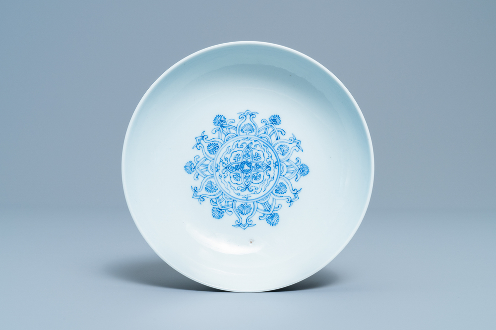 Un bol en porcelaine de Chine en bleu et blanc, marque de Yongzheng, 19&egrave;me