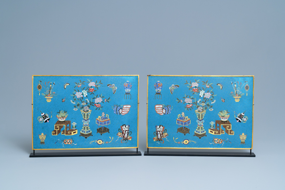 Une paire de plaques de forme rectangulaire en &eacute;maux cloisonn&eacute;s, Chine, Qianlong/Jiaqing