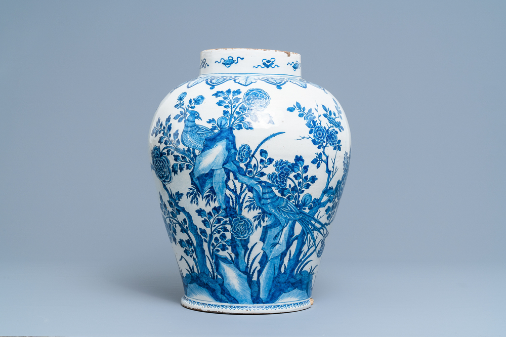Un grand vase en fa&iuml;ence de Delft en bleu et blanc &agrave; d&eacute;cor de chinoiserie aux oiseaux, 18&egrave;me