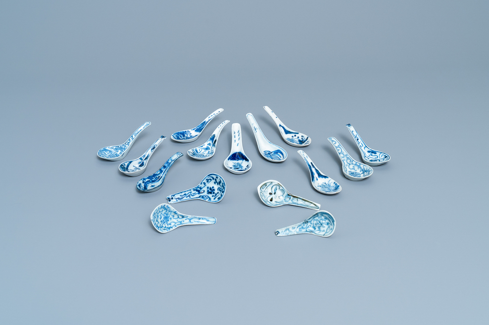 Fifteen Chinese blue and white spoons, 19/20th C.