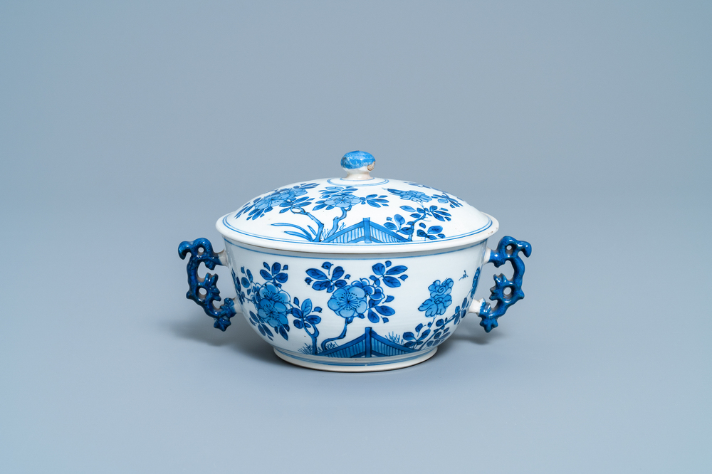 Un bol couvert en porcelaine de Chine en bleu et blanc &agrave; d&eacute;cor floral, Kangxi