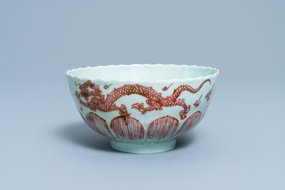 Een Chinese kom met koperrood drakendecor op celadon fondkleur, Kangxi