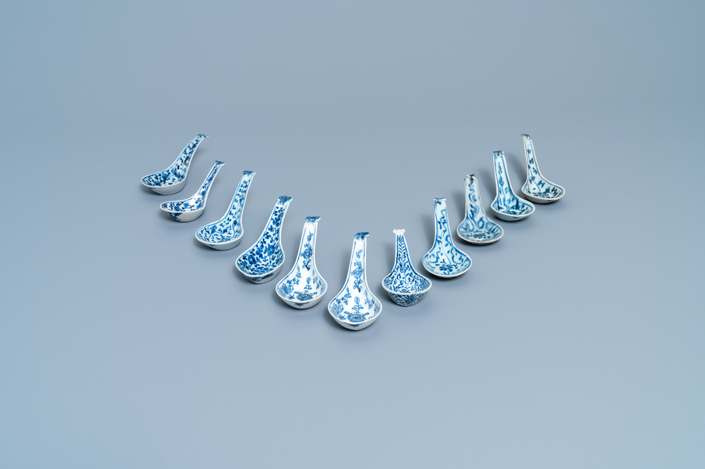 Onze cuill&egrave;res en porcelaine de Chine en bleu et blanc, 19/20&egrave;me