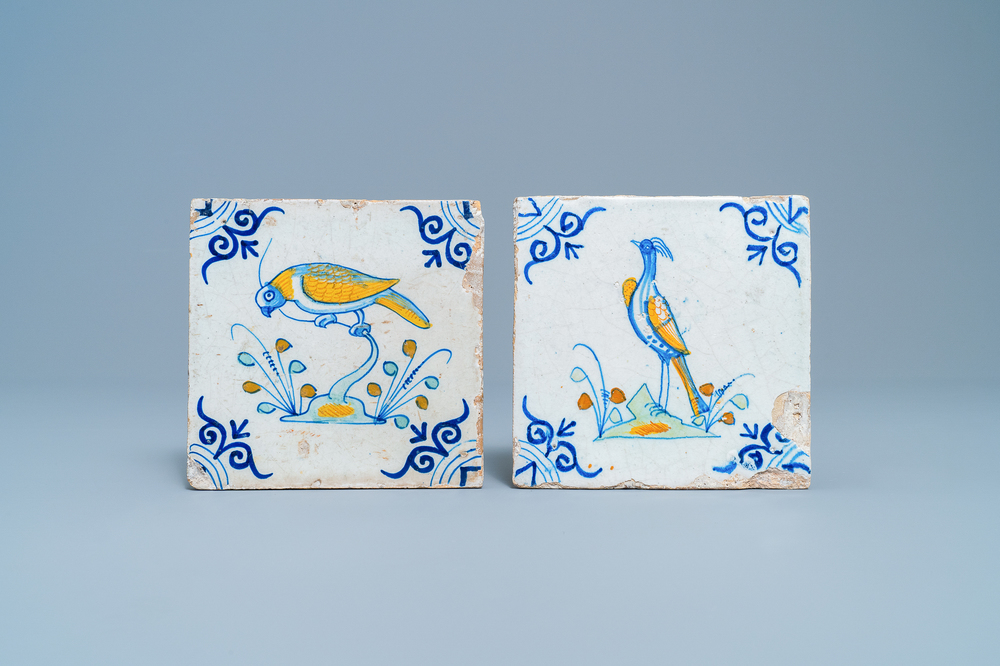 Deux carreaux en fa&iuml;ence de Delft polychrome figurant des oiseaux, 17&egrave;me