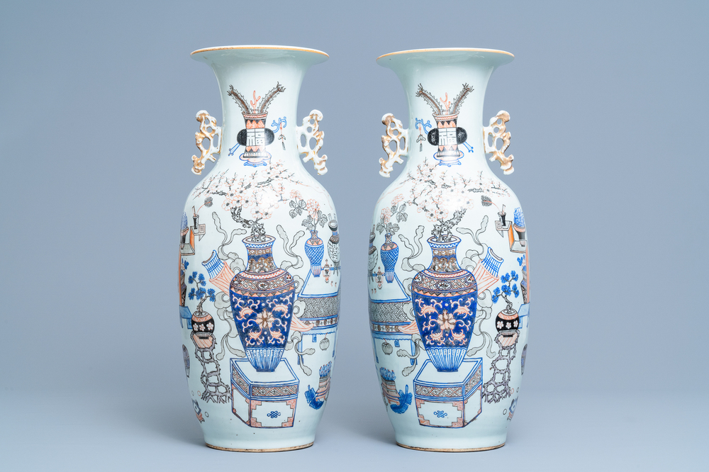Une paire de vases en porcelaine de Chine doucai, 19/20&egrave;me