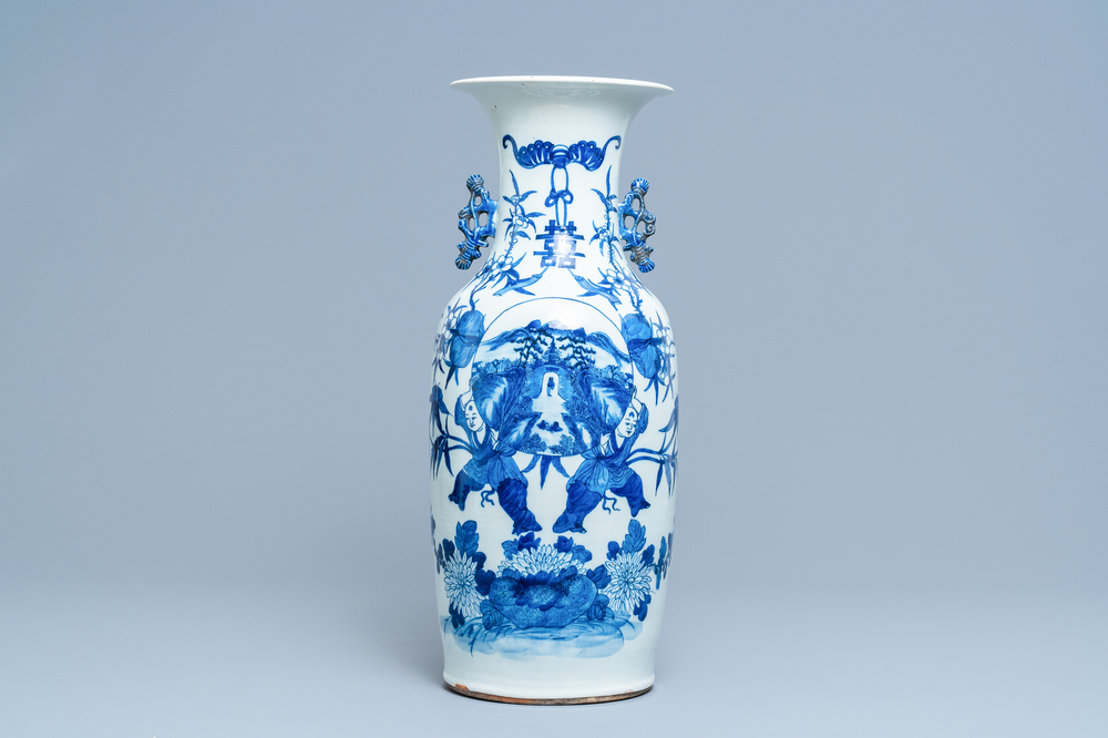 Een Chinese blauw-witte vaas met de Hoho broers, 19e eeuw