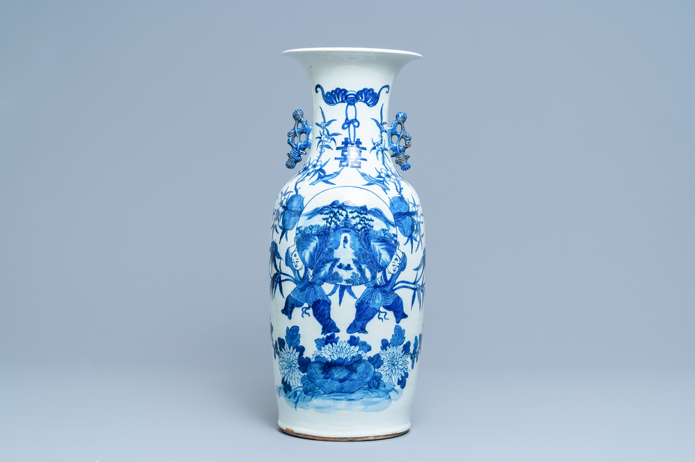 Un vase en porcelaine de Chine en bleu et blanc, 19&egrave;me