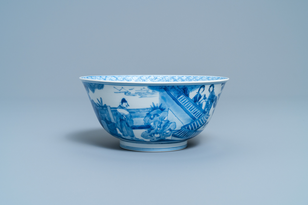 Un bol en porcelaine de Chine en bleu et blanc &agrave; d&eacute;cor de figures dans un paysage, marque et &eacute;poque de Kangxi