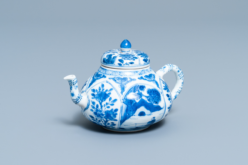 Een Chinese blauw-witte theepot met deksel in zacht porselein, Kangxi