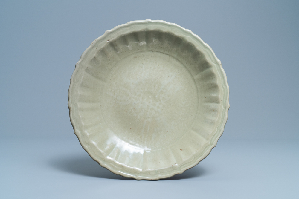 Een Chinese Longquan celadon schotel, Ming