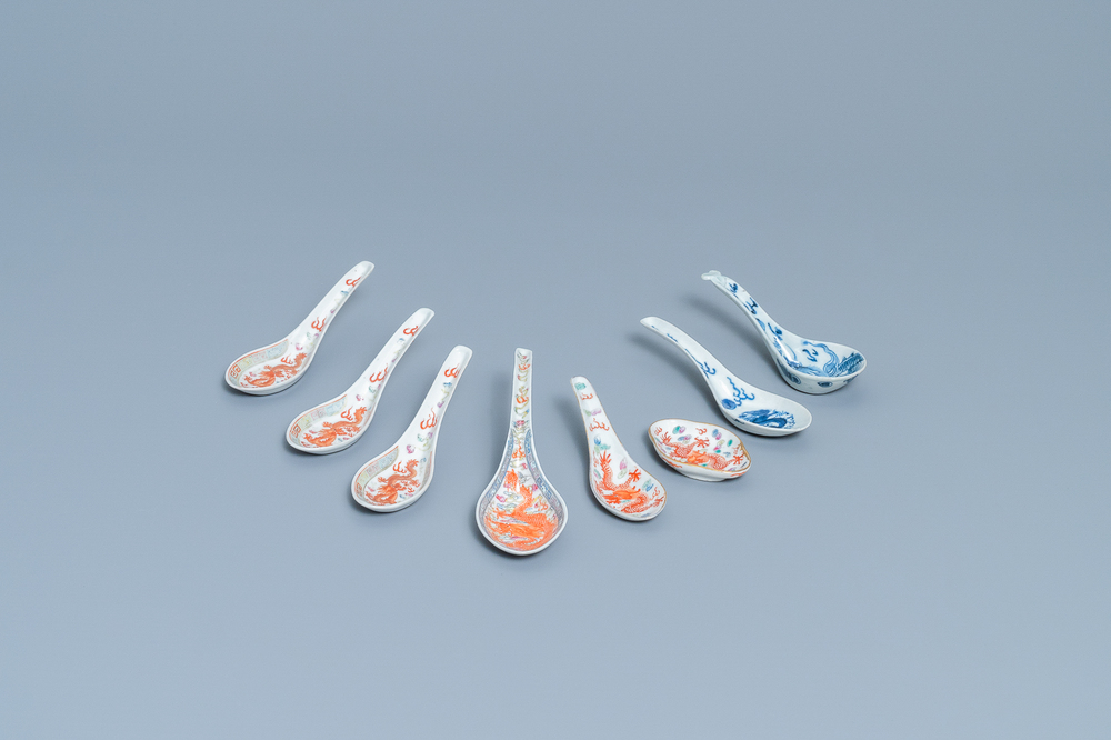 Sept cuill&egrave;res et une soucoupe en porcelaine de Chine famille rose et en bleu et blanc, 19/20&egrave;me