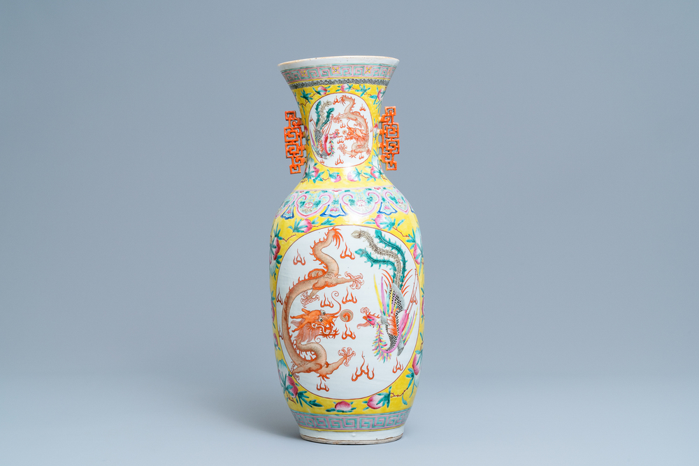 Un vase en porcelaine de Chine famille rose &agrave; d&eacute;cor de dragons et ph&eacute;nix, 19&egrave;me