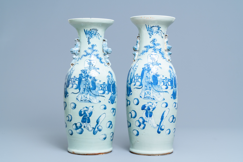 Une paire de vases en porcelaine de Chine en bleu et blanc sur fond c&eacute;ladon, 19&egrave;me