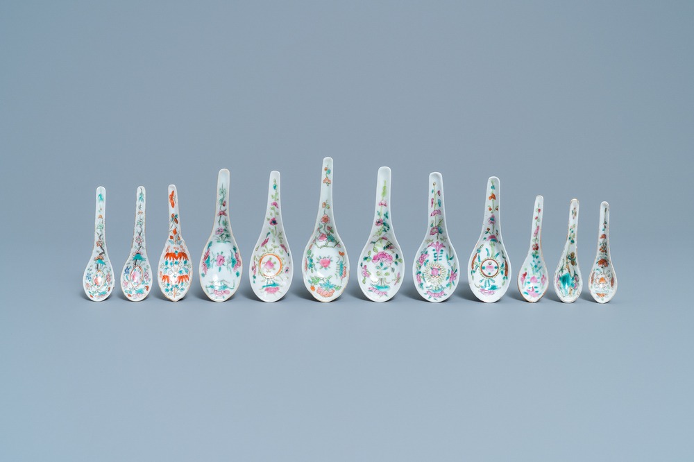 Douze cuill&egrave;res en porcelaine de Chine famille rose pour le march&eacute; Straits ou Peranakan, 19/20&egrave;me