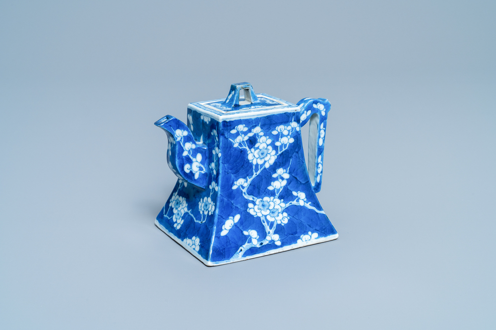 Een Chinese blauw-witte theepot naar Yixing steengoed model, 19e eeuw