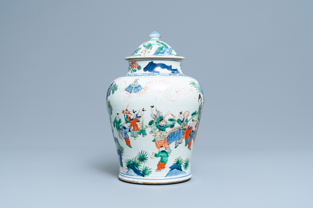 Un vase couvert en porcelaine de Chine wucai, &eacute;poque Transition