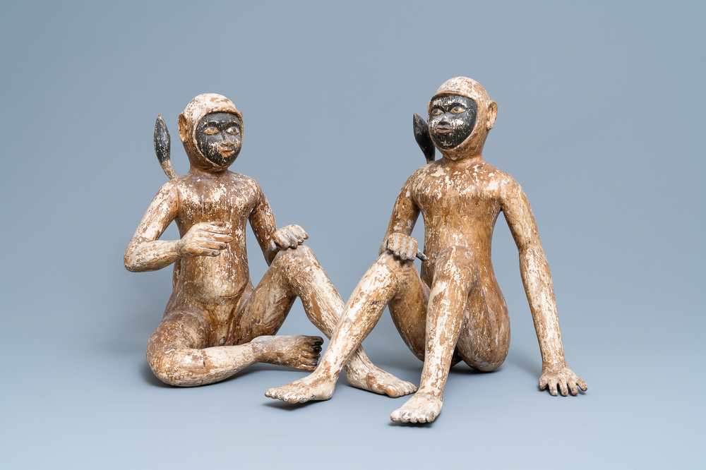 Une paire de figures de singes en bois sculpt&eacute; et polychrom&eacute;, l'Asie du Sud-Est, 19&egrave;me