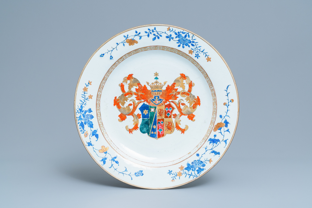 Un plat armori&eacute; en porcelaine de Chine famille rose pour le march&eacute; europ&eacute;en, Yongzheng/Qianlong