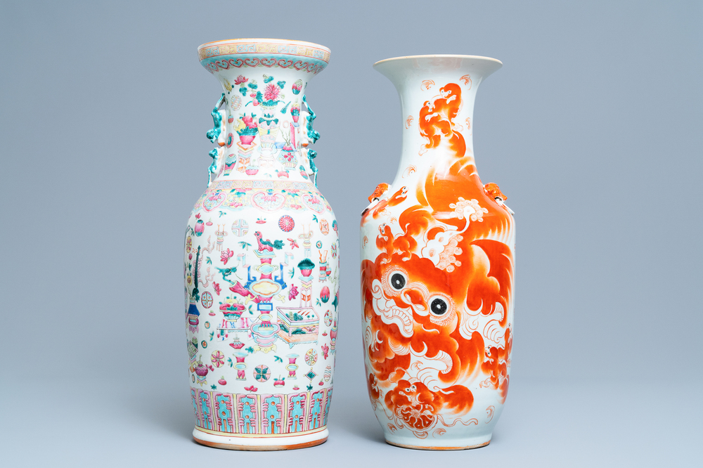 Un vase en porcelaine de Chine famille rose et un en rouge de fer, 19/20&egrave;me
