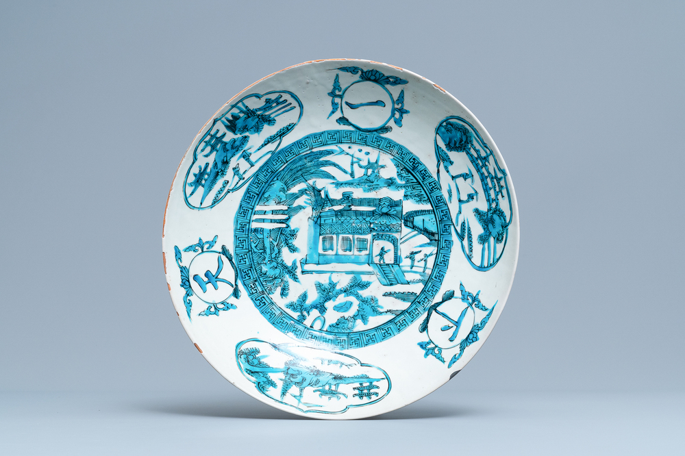 Un plat en porcelaine de Chine dite 'de Swatow' &agrave; d&eacute;cor d'un temple, Ming
