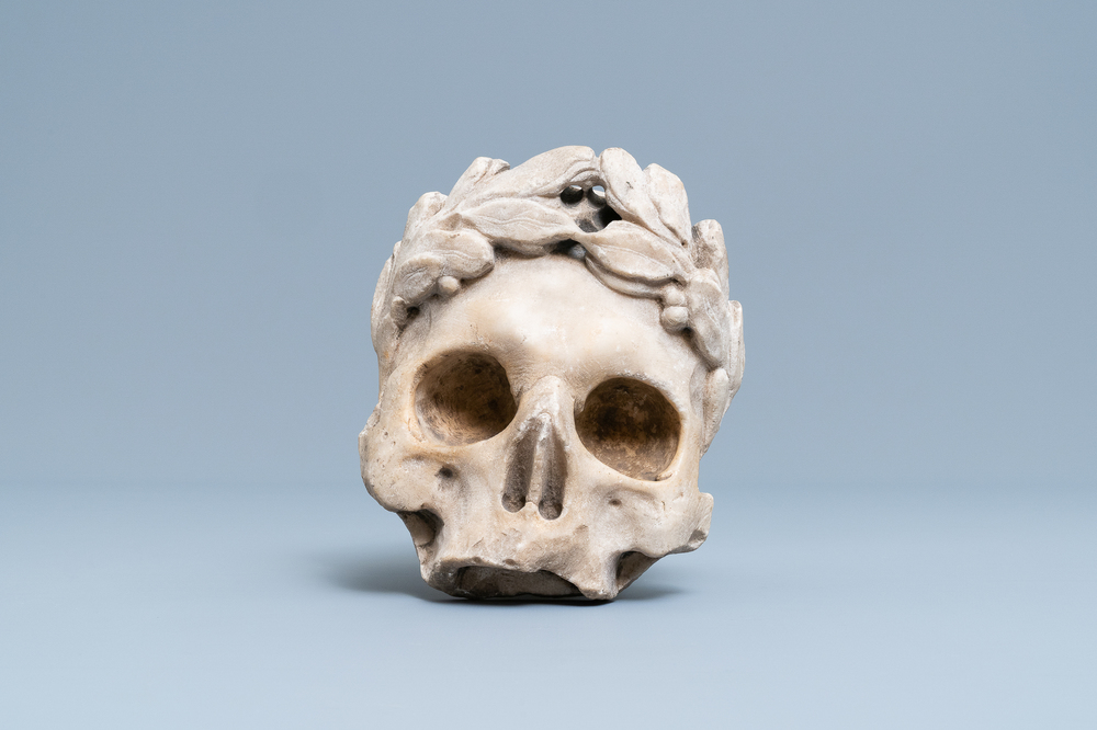 Un fragment de memento mori en marbre sculpt&eacute;, probablement Flandres, 16&egrave;me