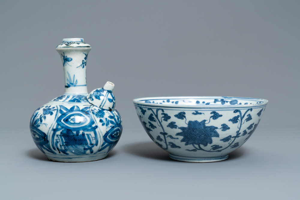 Een Chinese blauw-witte kendi en een kom met lotusslingers, Ming