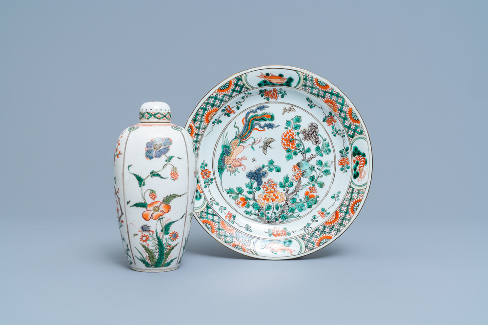 Un pot couvert et une assiette en porcelaine de Chine famille verte, Kangxi