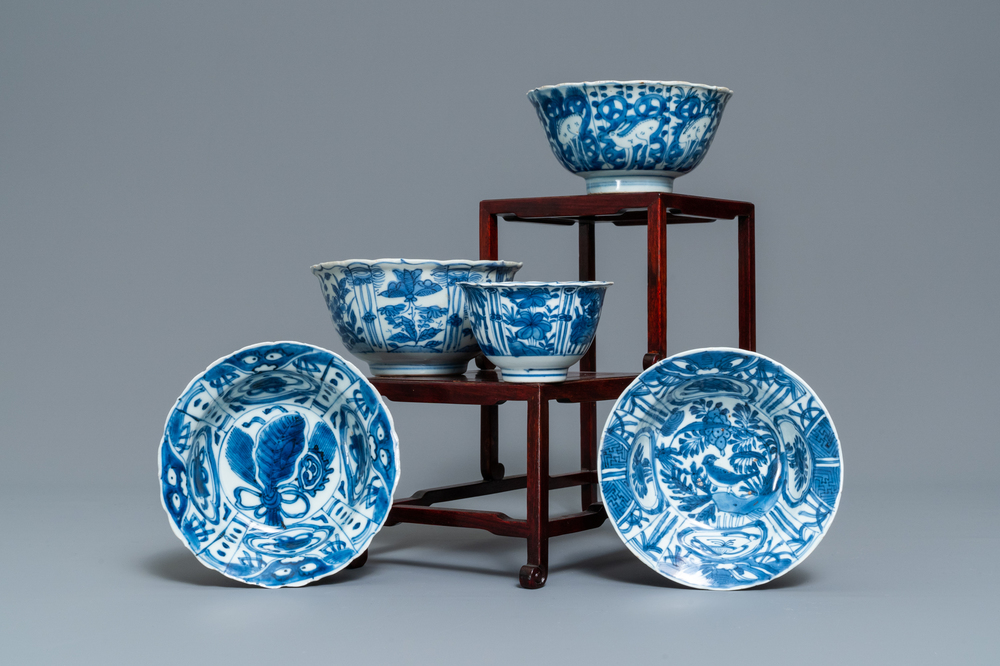 Cinq bols en porcelaine de Chine en bleu et blanc, Wanli