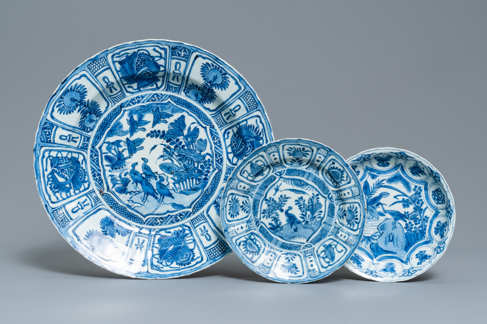 Un plat et deux assiettes en porcelaine de Chine en bleu et blanc de type kraak &agrave; d&eacute;cor de canards, Wanli