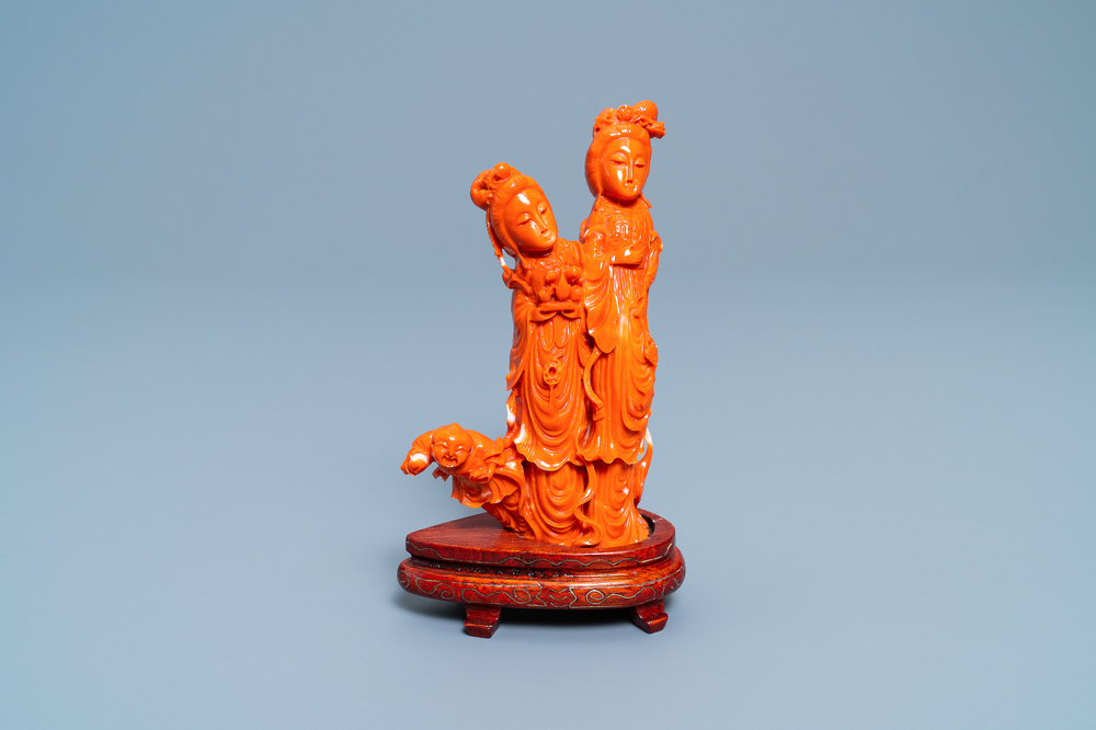 A Chinese carved red coral group of two ladies and a child, 19/20th C.