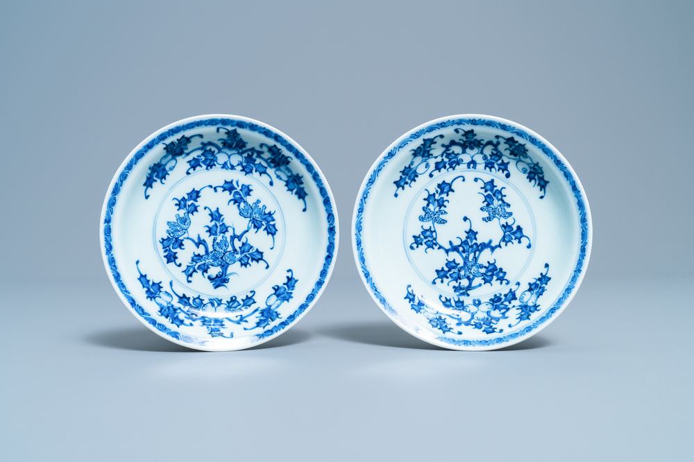 Een paar Chinese blauw-witte bordjes met floraal decor, Kangxi/Yongzheng