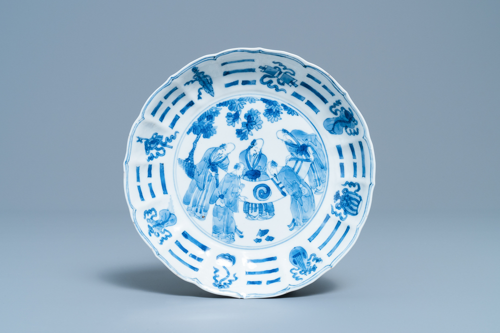 Une assiette en porcelaine de Chine en bleu et blanc, marque de Chenghua, Kangxi