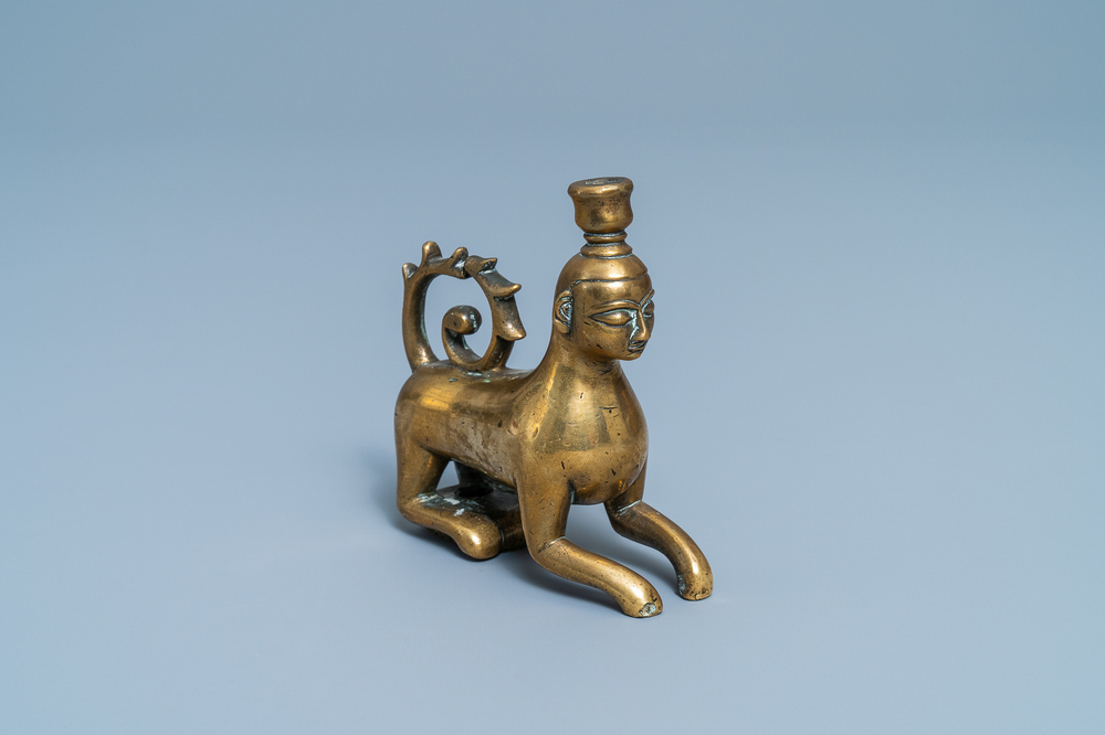 Un &eacute;l&eacute;ment de chandelier en bronze en forme de lion &agrave; t&ecirc;te humaine, Nuremberg, Allemagne, 14&egrave;me