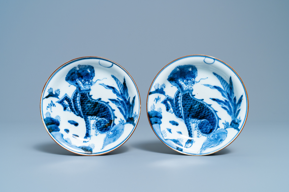 Une paire de coupes en porcelaine d'Arita en bleu et blanc &agrave; d&eacute;cor de qilins, Japon, Edo, 17/18&egrave;me