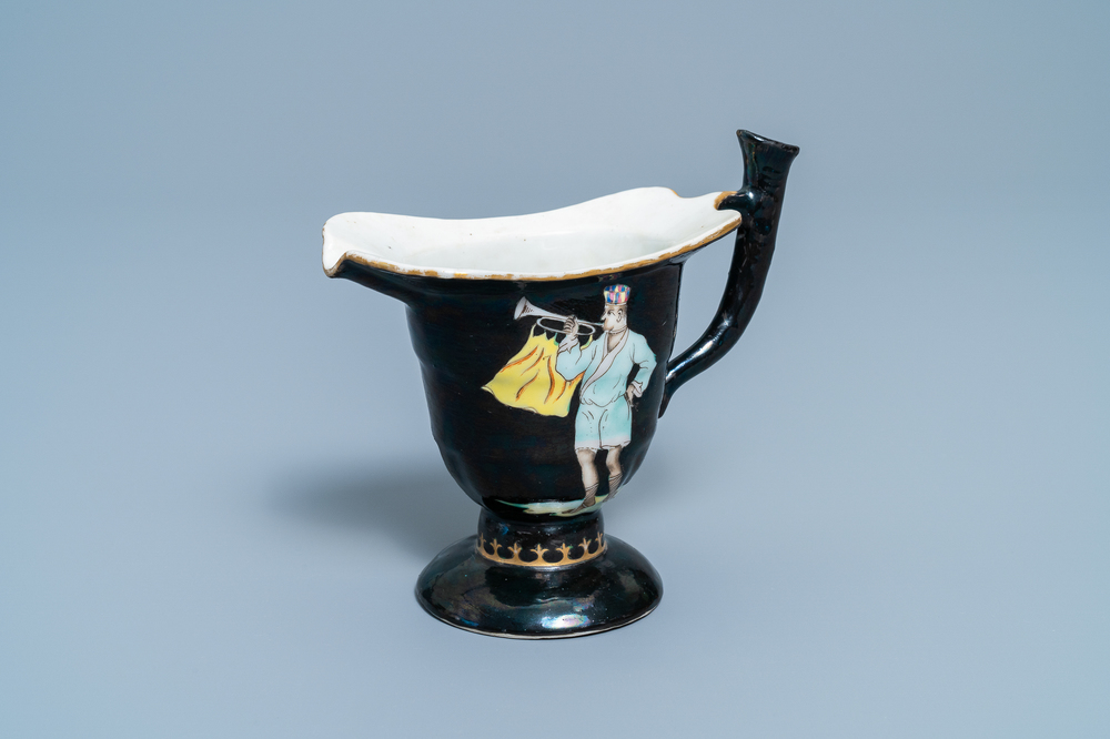 Une aigui&egrave;re casque en porcelaine de Chine &agrave; d&eacute;cor de trompettes sur fond noir d'apr&egrave;s Pronk, Qianlong