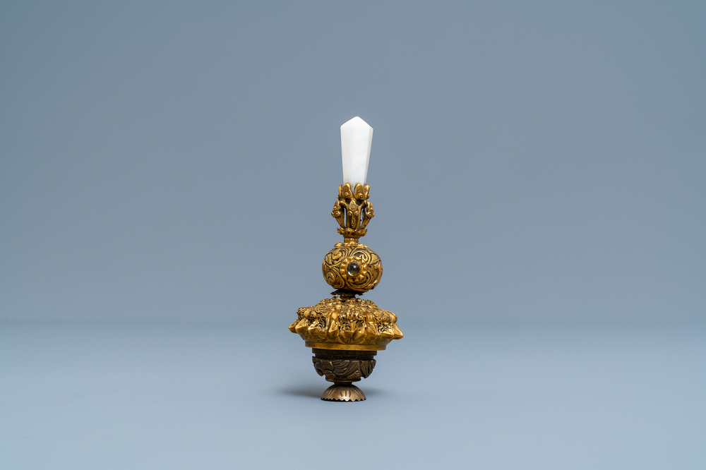 Een Chinese verguld bronzen hoedentop met agaat en kristal, 18e eeuw