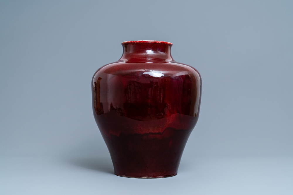 Un grand vase en porcelaine de Chine sang de boeuf monochrome, 19/20&egrave;me