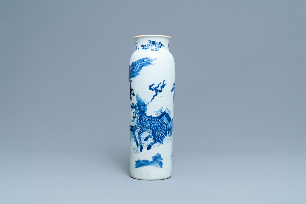 Un vase en porcelaine de Chine en bleu et blanc &agrave; d&eacute;cor d'un ph&eacute;nix et d'un qilin, &eacute;poque Transition