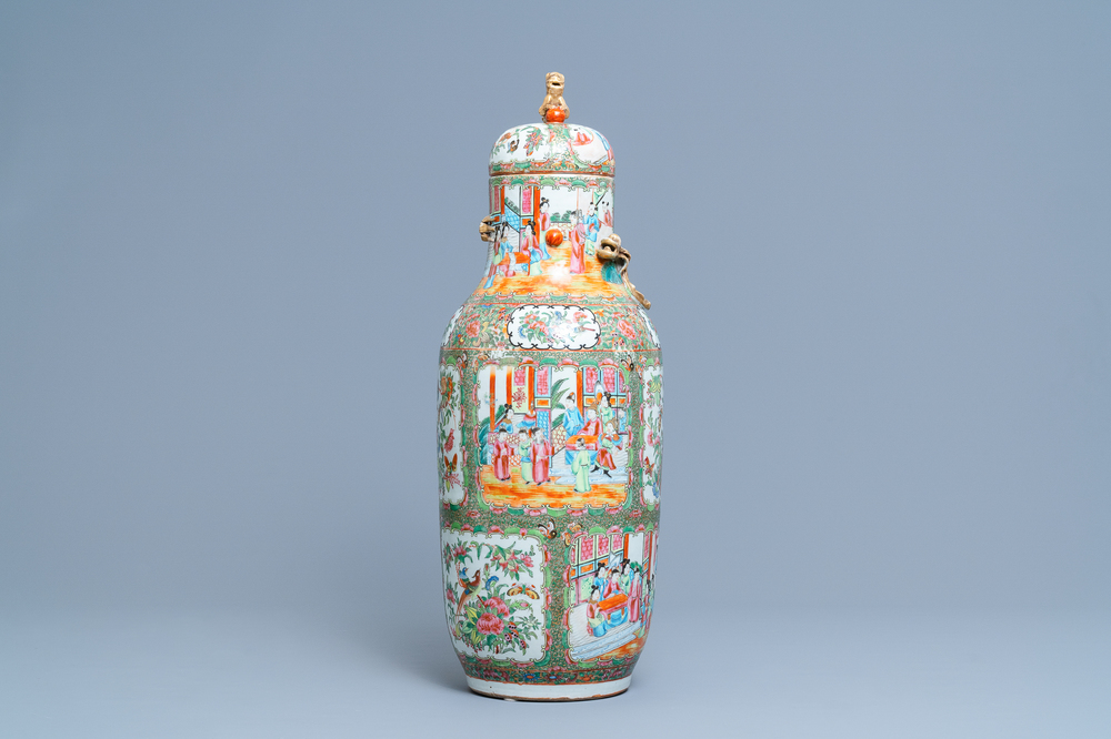 Un vase couvert en porcelaine de Chine famille rose de Canton, 19&egrave;me
