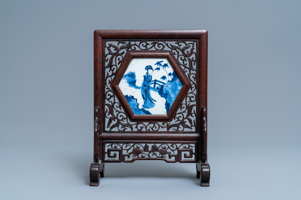 Een zeshoekige Chinese blauw-witte tegel in een houten tafelscherm, Kangxi en later