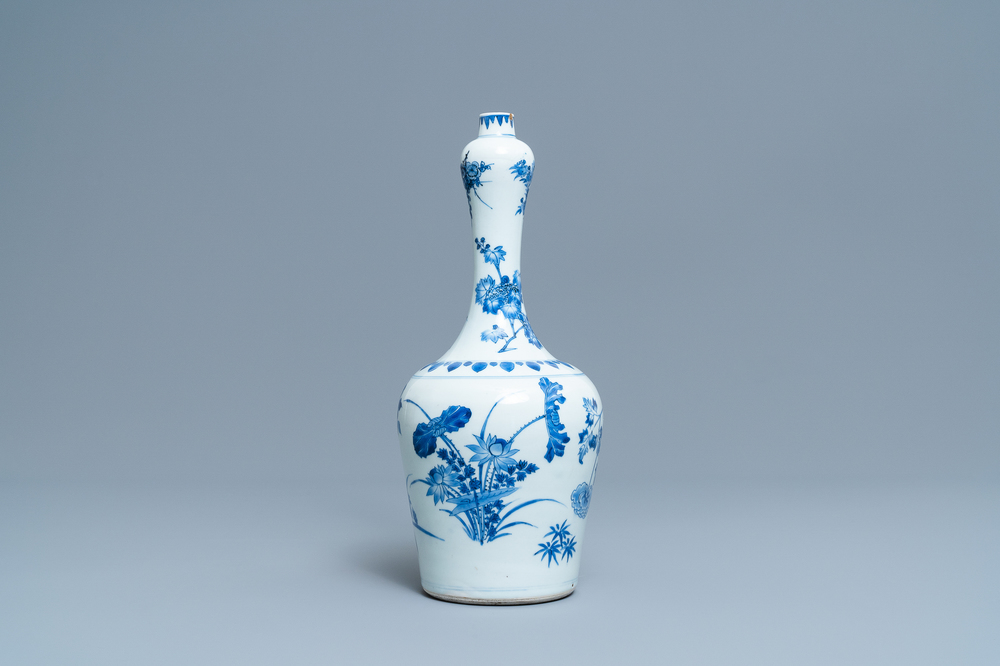 Een Chinese blauw-witte flesvormige vaas met floraal decor, Transitie periode